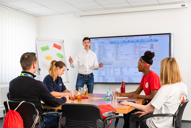 Dieses Bild einer Schulungssituation verlinkt auf die Unterseite rotkreuzDIGITAL | Schulung
