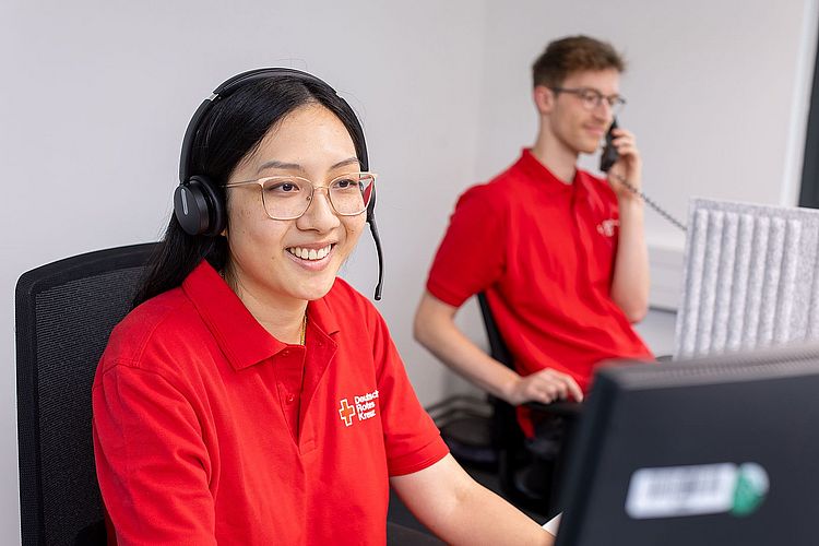 Imagebild zweier Support-Mitarbeitenden am Telefon